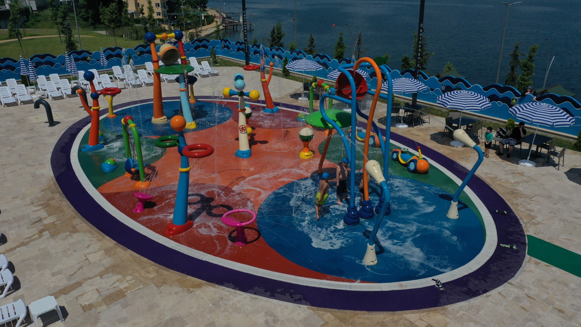 Aquaparkta Çocuklar Doyasıya Eğleniyor Aquaparkta Çocuklar Doyasıya Eğleniyor
