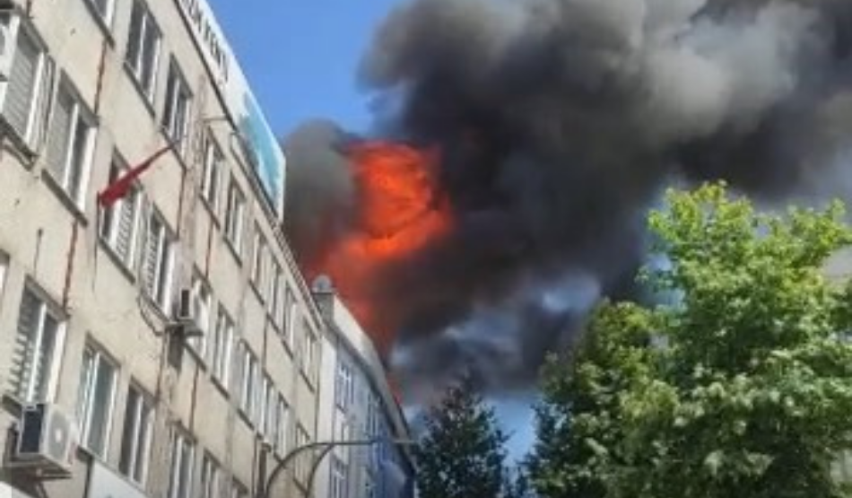 Son dakika...Gebze'de korkutan yangın! O anlar kameralara yansıdı Son dakika...Gebze'de korkutan yangın! O anlar kameralara yansıdı