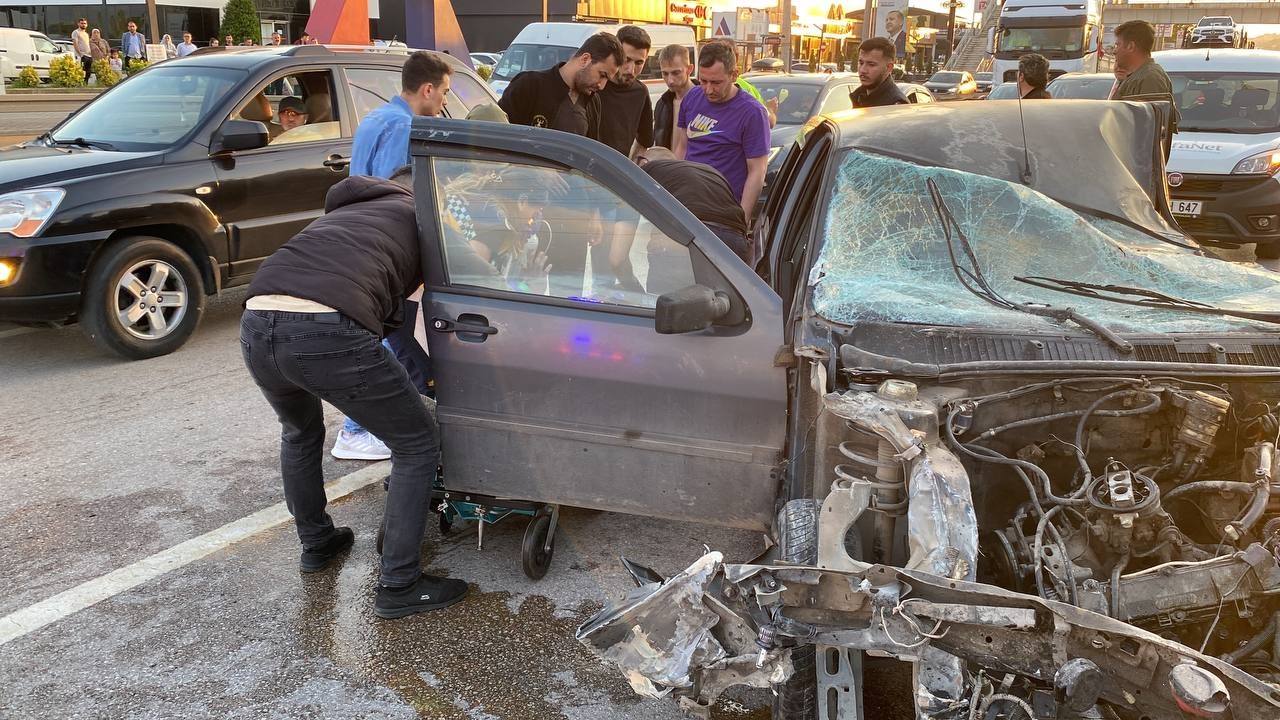 Paramparça olan otomobilden yaralı kurtuldu