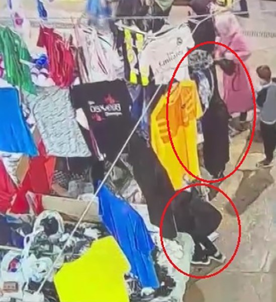 Halı ile kamufle ettiği kızla birlikte hırsızlık yaptı