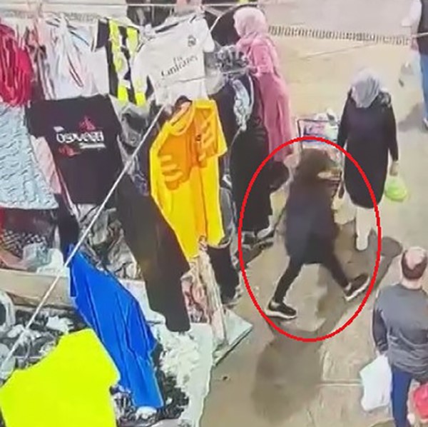 Halı ile kamufle ettiği kızla birlikte hırsızlık yaptı