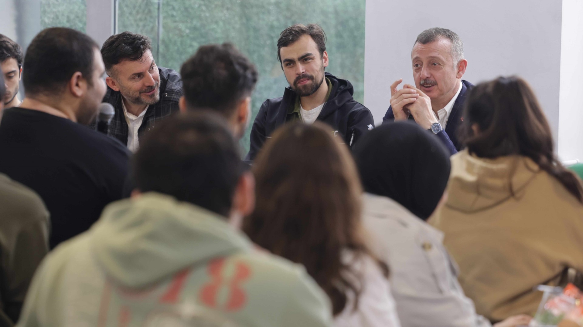 Başkan Büyükakın, üniversiteli gençlerle bir araya geldi Başkan Büyükakın, üniversiteli gençlerle bir araya geldi