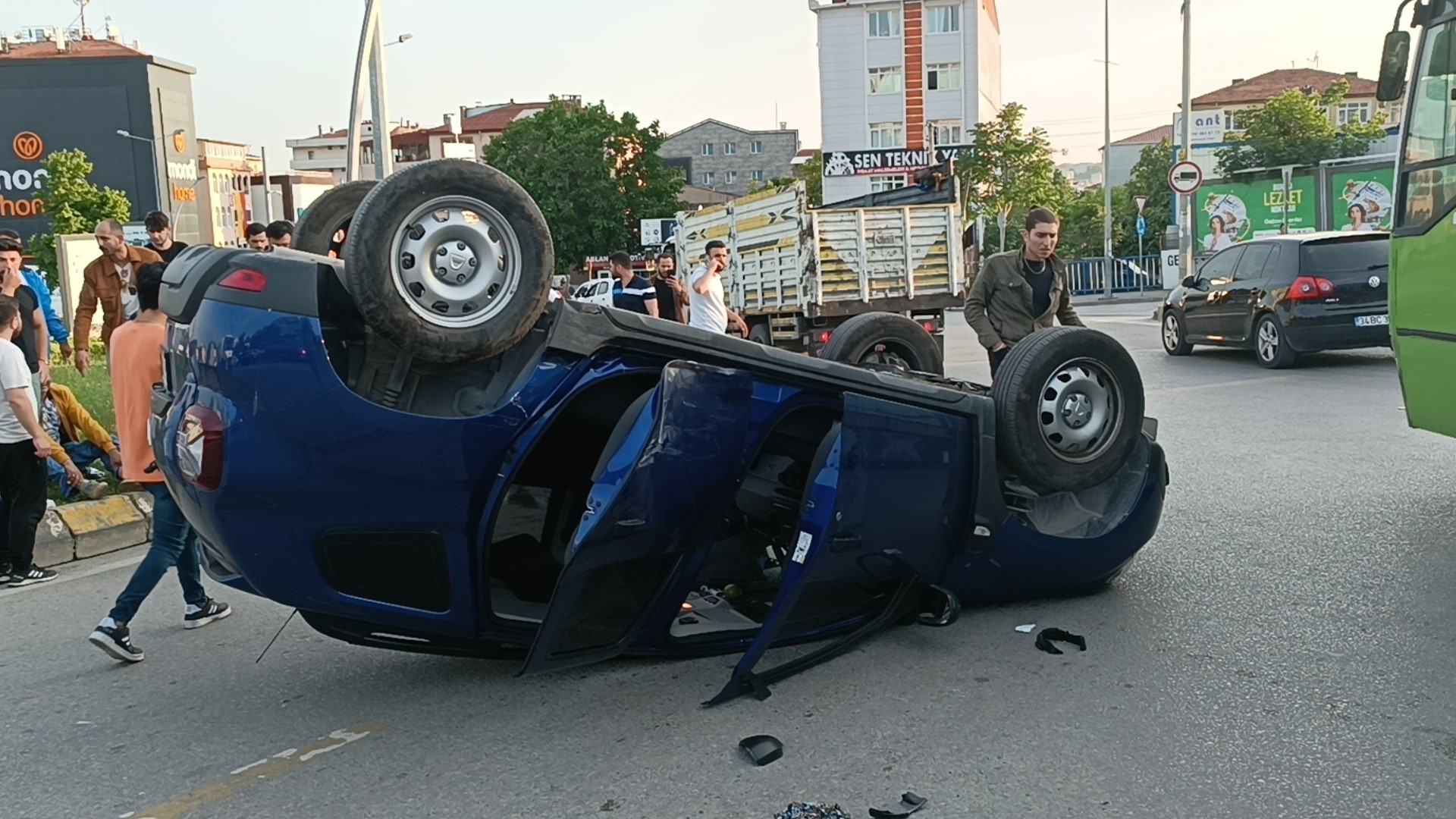 Gebze'de bir otomobil takla attı!
