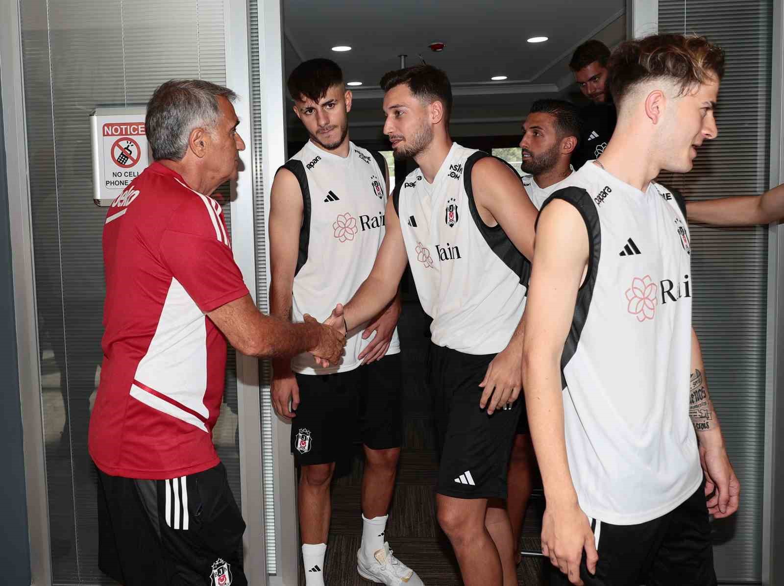 Beşiktaş’ta futbolcular ve teknik heyet bayramlaştı