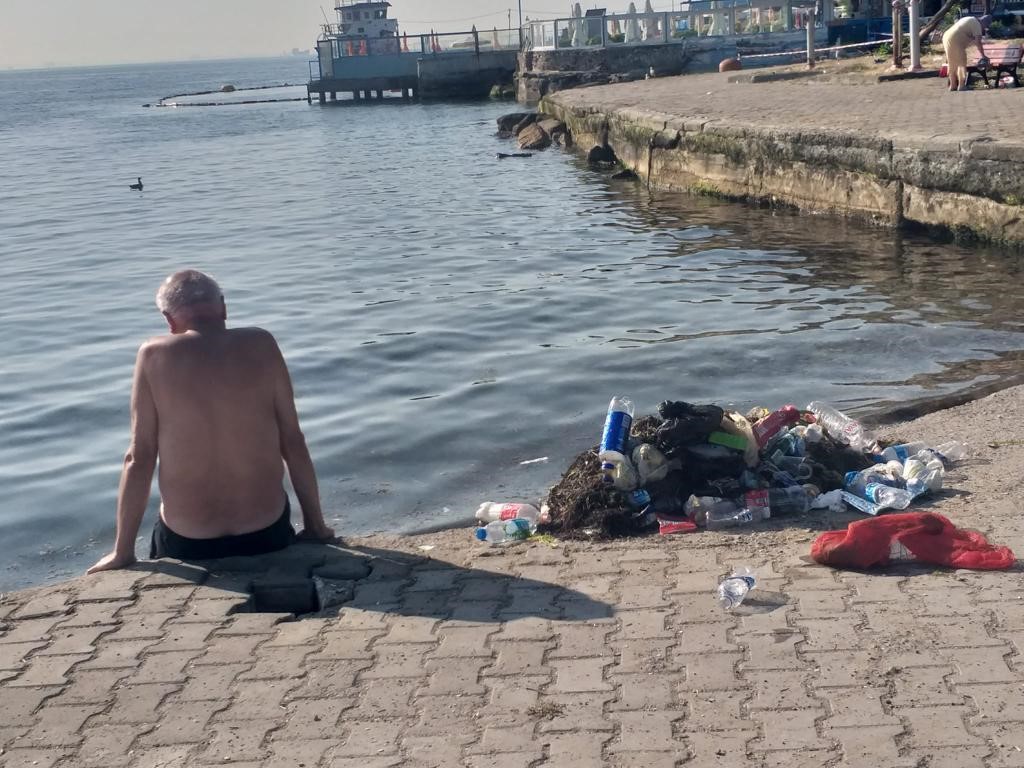 Adalar’da çöp yığınları içinde denize girdiler