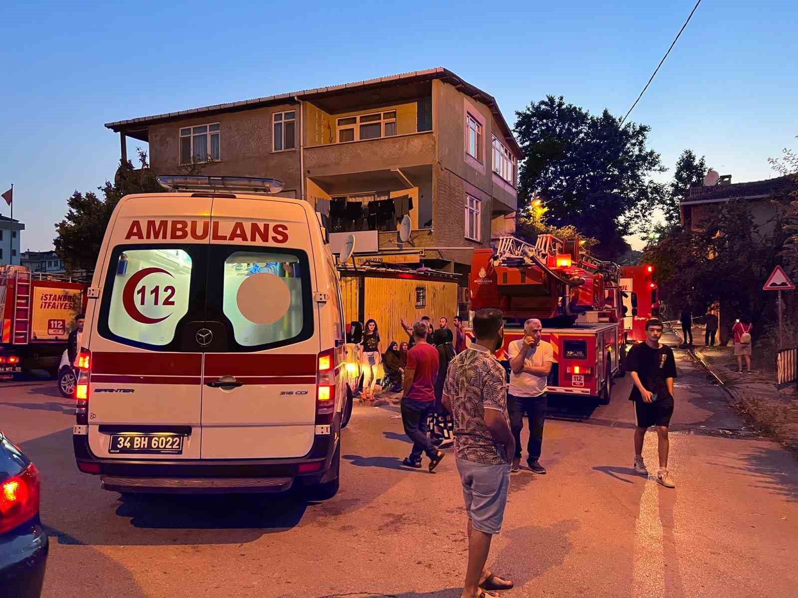 Sancaktepe’de 4 apartmanın çatısı alev alev yandı