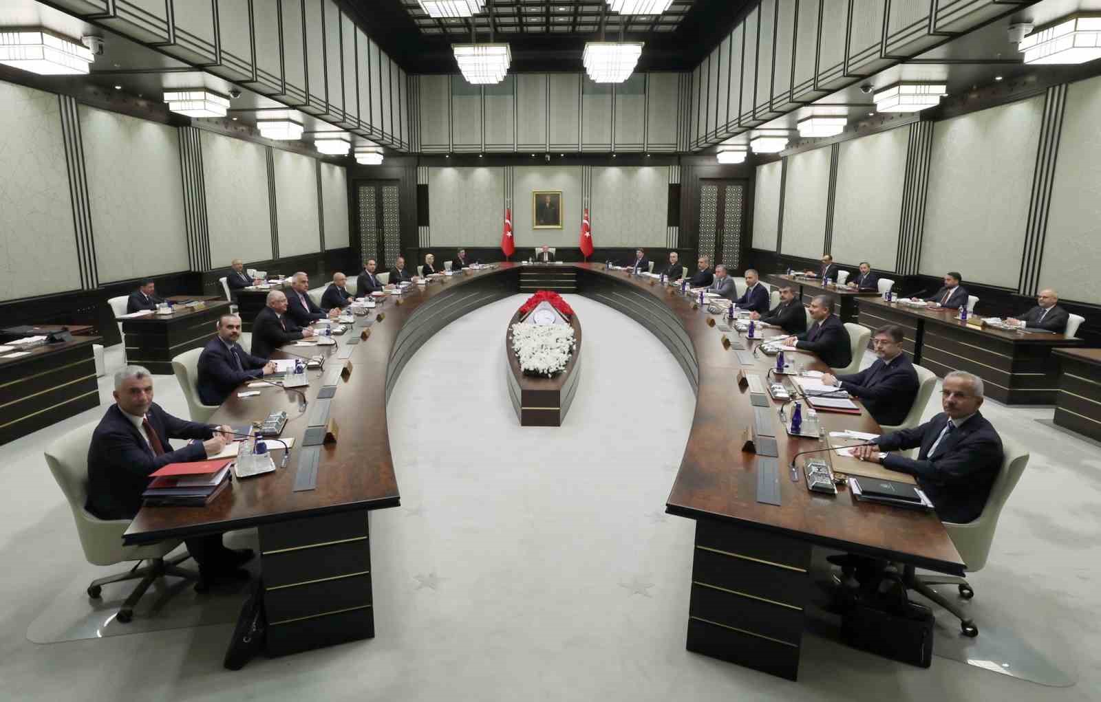 Cumhurbaşkanlığı Kabinesi, Cumhurbaşkanı Recep Tayyip Erdoğan başkanlığında toplandı.  Toplantı saat 15.20’de başladı.