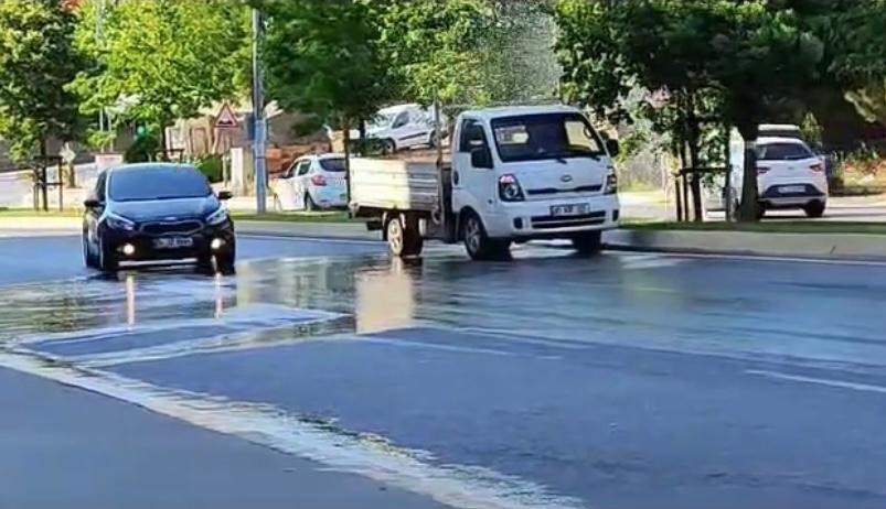 Pendik’te su borusu patladı, krizi fırsata çeviren sürücüler arabalarını yıkadı