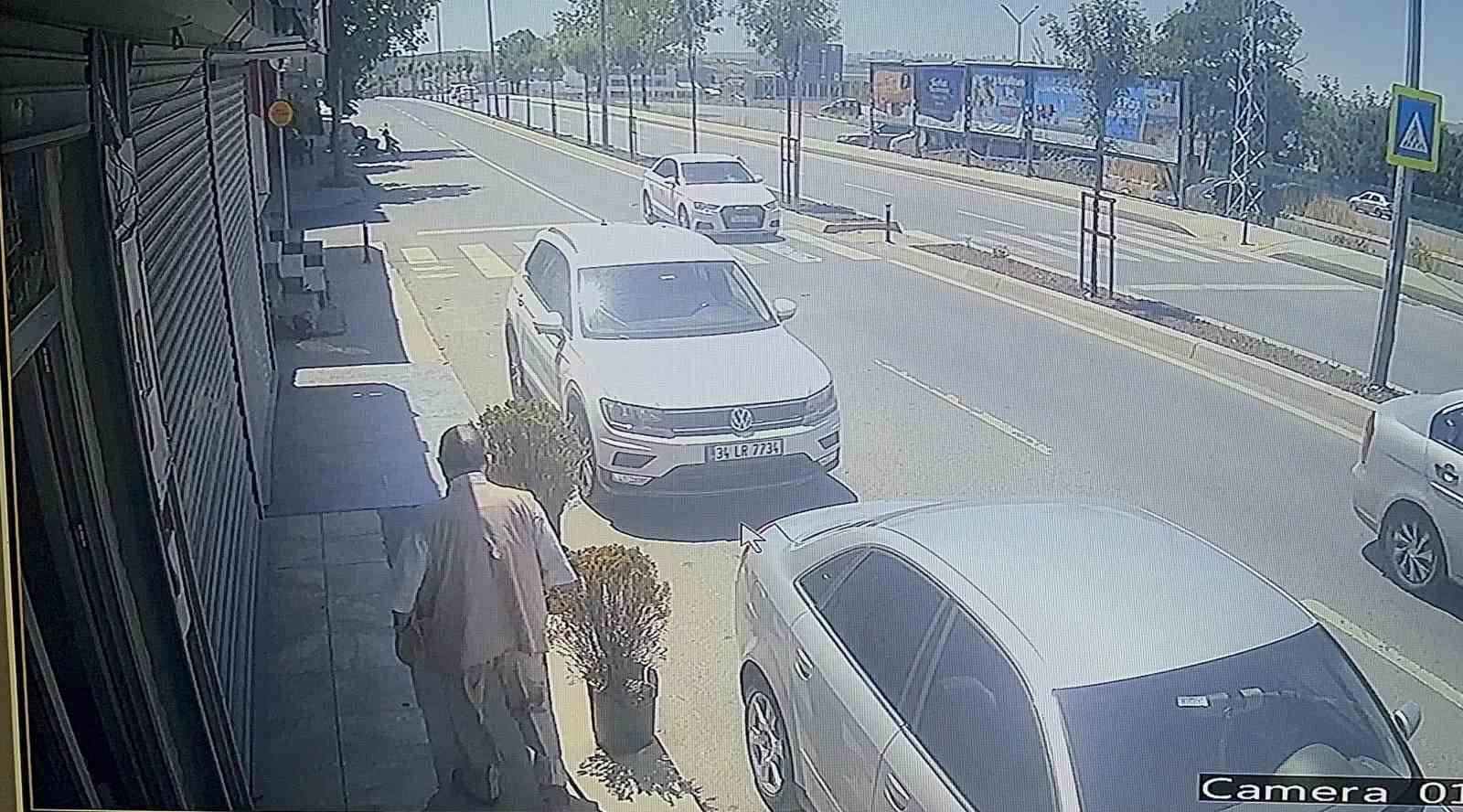 Arnavutköy’de feci kaza kameraya yansıdı: Önce otomobile sonra yayaya çarpıp kaçtı