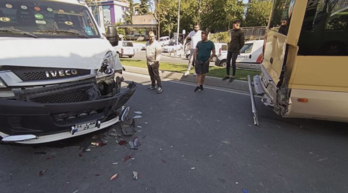 İstanbul’da trafikte akılalmaz olay kameraya yansıdı: Siniri krizi geçirip minibüsün direksiyonunu kırdı