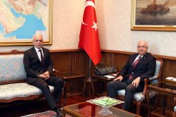 Milli Savunma Bakanı Yaşar Güler, Kuzey Kıbrıs Türk Cumhuriyeti’nin Ankara Büyükelçisi İsmet Korukoğlu’nu kabul etti.