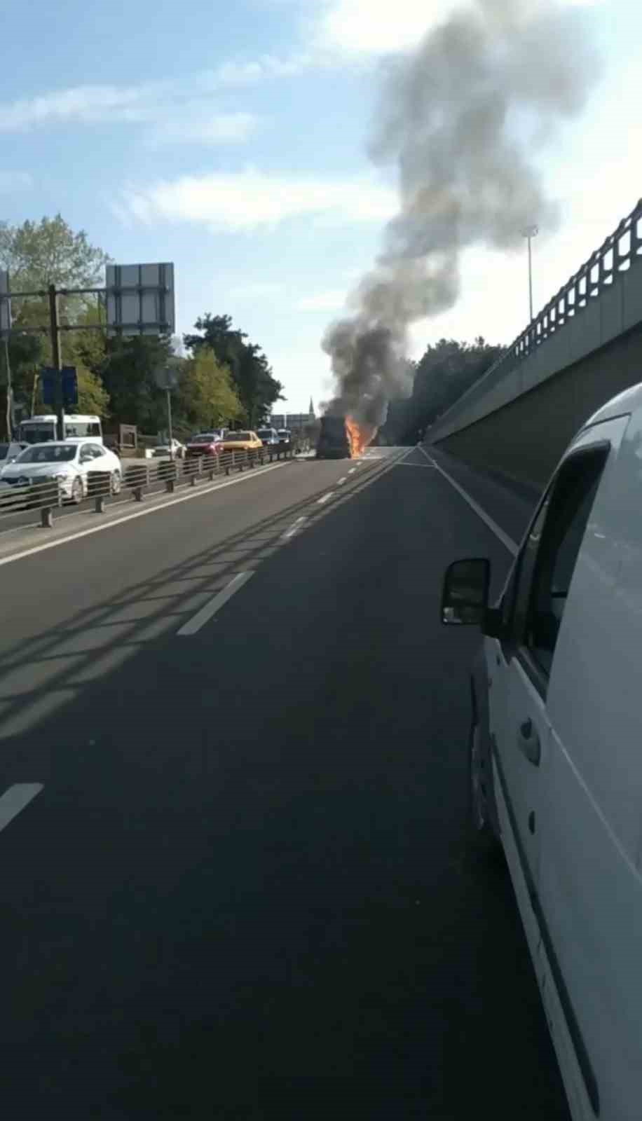 Otomobil alev topuna döndü: Vatandaş haber spikeri gibi olayı anlattı
