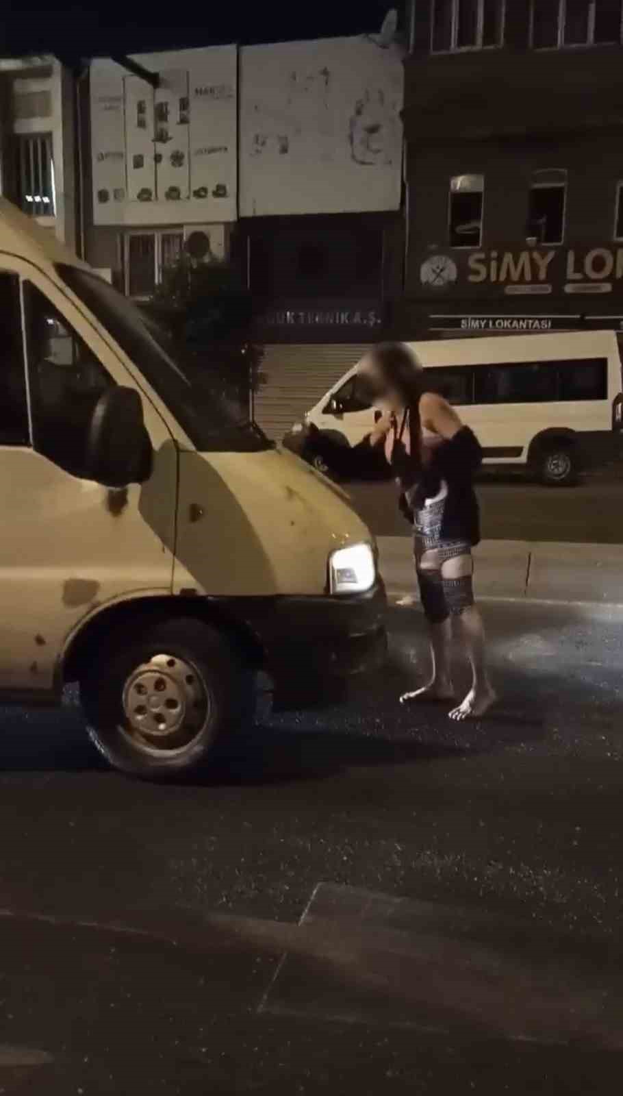 İstanbul’da ilginç olay kamerada: Yola atlayan kadın sürücülere zor anlar yaşattı