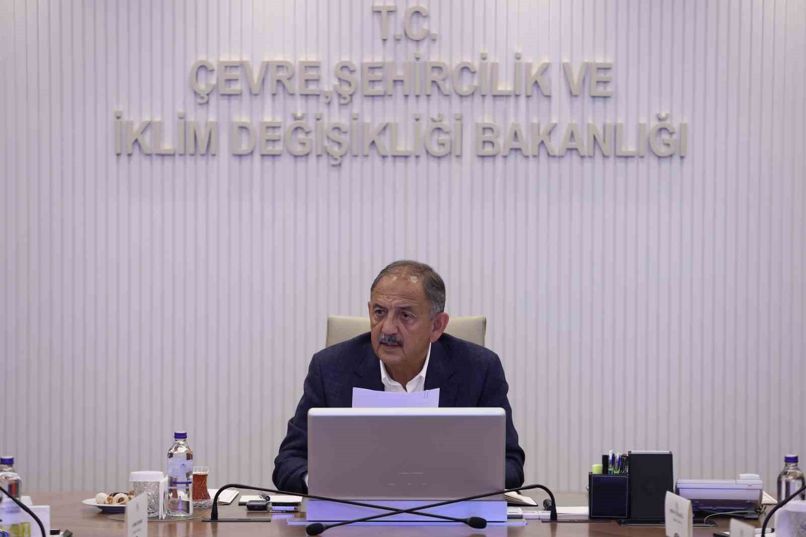 Bakan Özhaseki: “Deprem bölgesindeki köylerimizde; vatandaşlarımızın huzurla oturacağı, yöresel mimariye uygun köy evlerimizin yapımına hızla devam ediyoruz”
