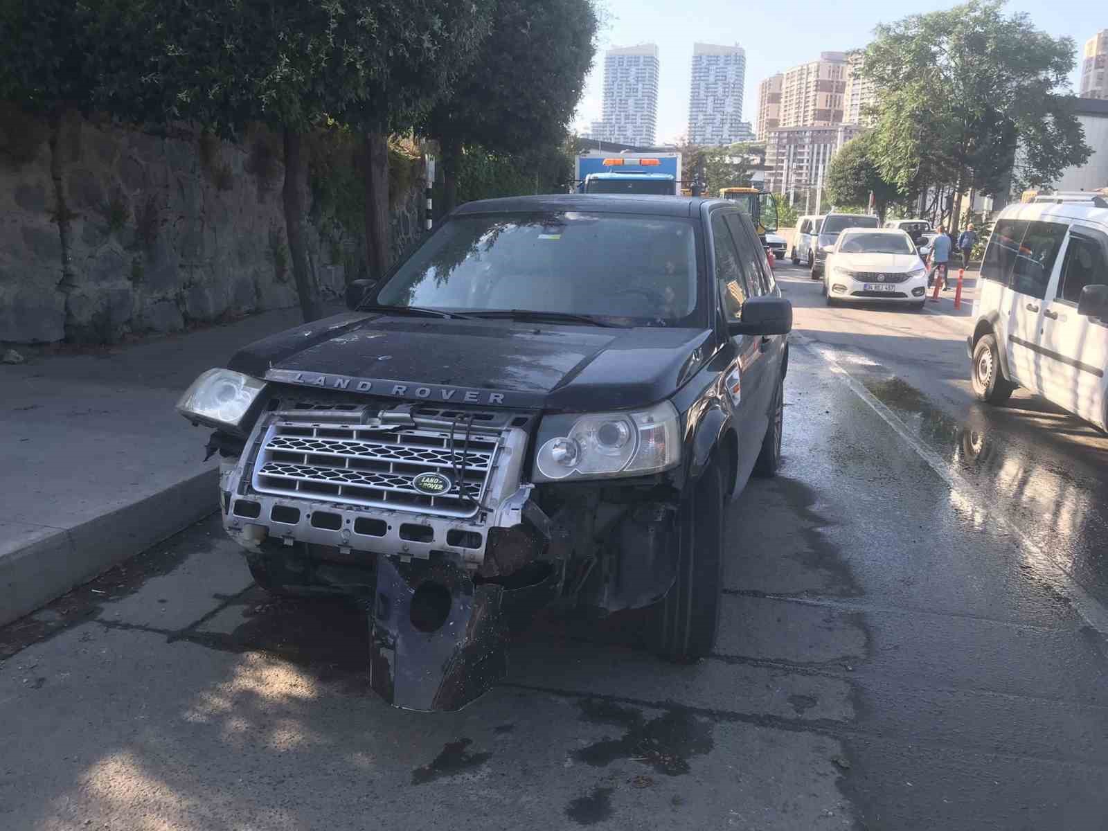 Eyüpsultan’da su borusu patladı, cadde göle döndü