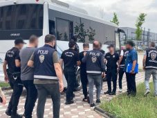 Sopayla saldırıp gasp ettiler: 5 kişi tutuklandı