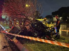 Kartal’da ağaca çarpan araç ikiye bölündü: 1 ölü, 1 yaralı