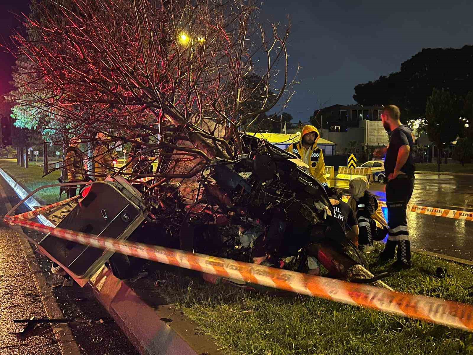 Kartal’da ağaca çarpan araç ikiye bölündü: 1 ölü, 1 yaralı