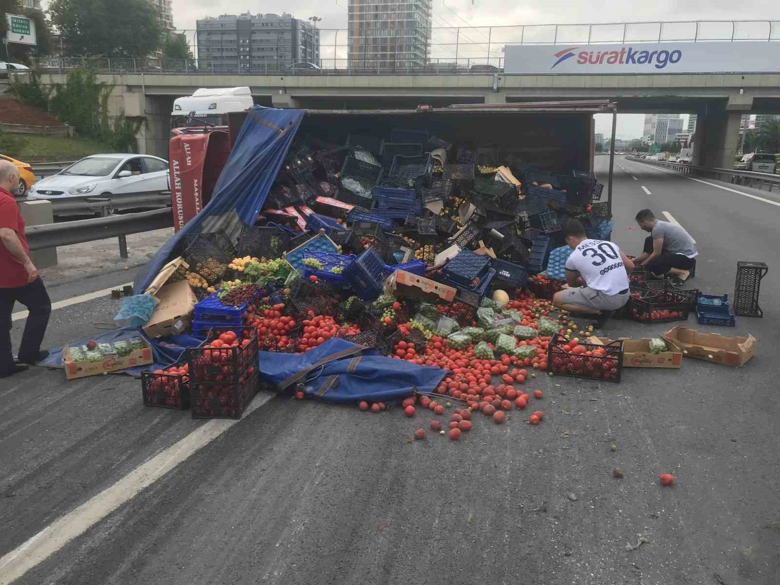 Küçükçekmece’de sebze yüklü kamyon devrildi: Yüzlerce kilo sebze yola savruldu