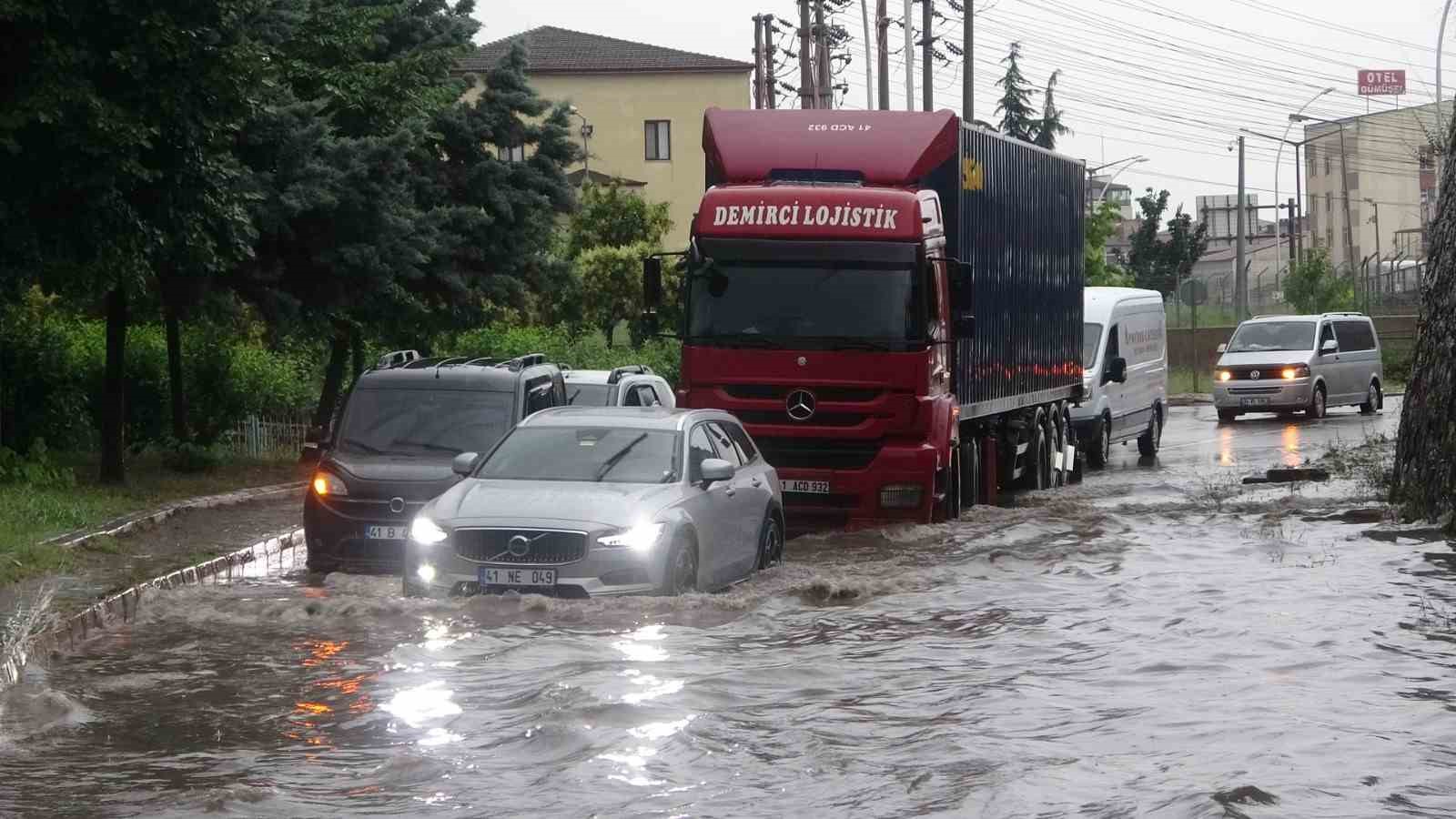 Kocaeli şiddetli yağmur sebebiyle adeta su altında kaldı, deniz ve dereler taştı, yollar göle döndü