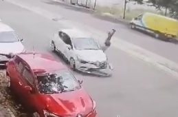 Karşıdan karşıya geçmeye çalışırken otomobil çarptı
