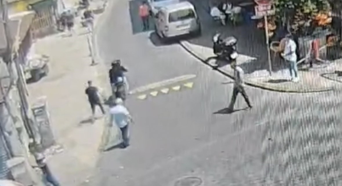İstanbul’da aksiyon filmi gibi olay kamerada: Gaspçı üstüne atlayan polis amirine ateş açtı