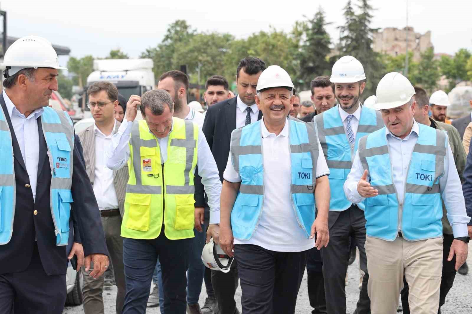 Bakanlar Özhaseki ve Bak, yapımı süren Abdi İpekçi Spor Kompleksi’ni inceledi