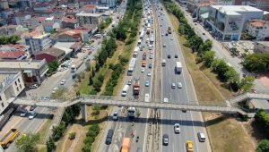 Sultanbeyli’de hafriyat kamyonunun damperi üst geçide çarptı