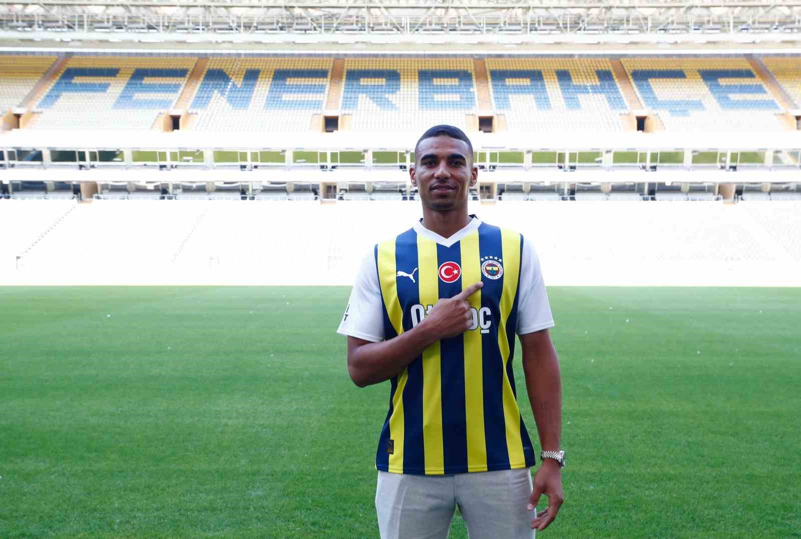 Fenerbahçe, Fransız asıllı Ganalı milli stoper Alexander Djiku’yu 3+1 yıllığına kadrosuna kattı.