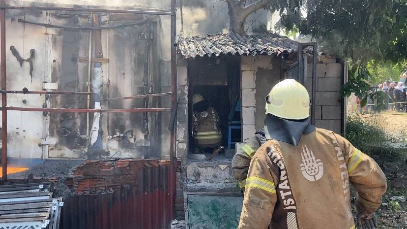 Sancaktepe’de işyeri yangını: Vatandaşlar kendi imkanıyla binayı boşalttı