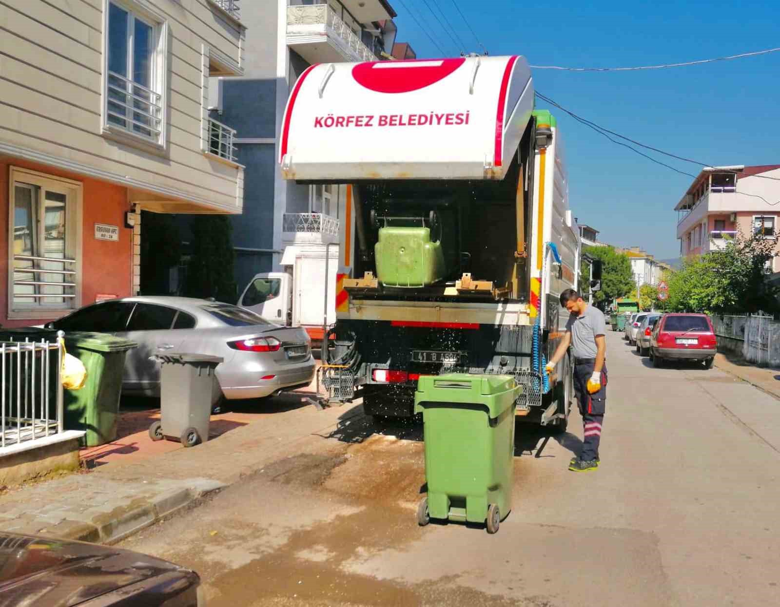 Körfez’de çöp konteynerleri dezenfekte ediliyor