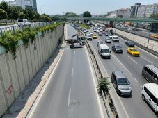 Zeytinburnu’nda feci kaza: Araç demir korkulukları aşıp yan yola düştü