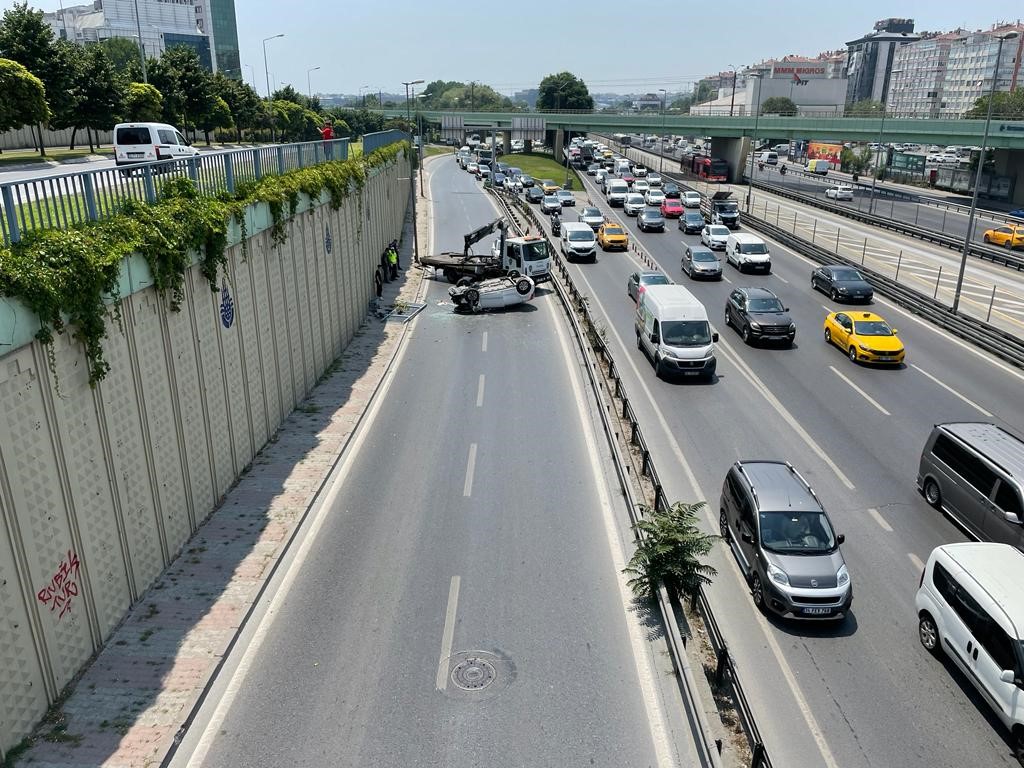 Zeytinburnu’nda feci kaza: Araç demir korkulukları aşıp yan yola düştü