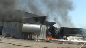 Esenyurt’ta çöp toplama merkezine ait bakım onarım atölyesi alev alev yandı