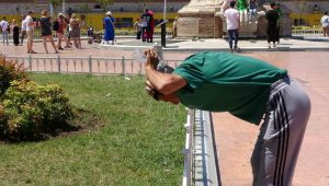 Taksim’de sıcaktan bunalan vatandaş kafasına süs havuzuna soktu