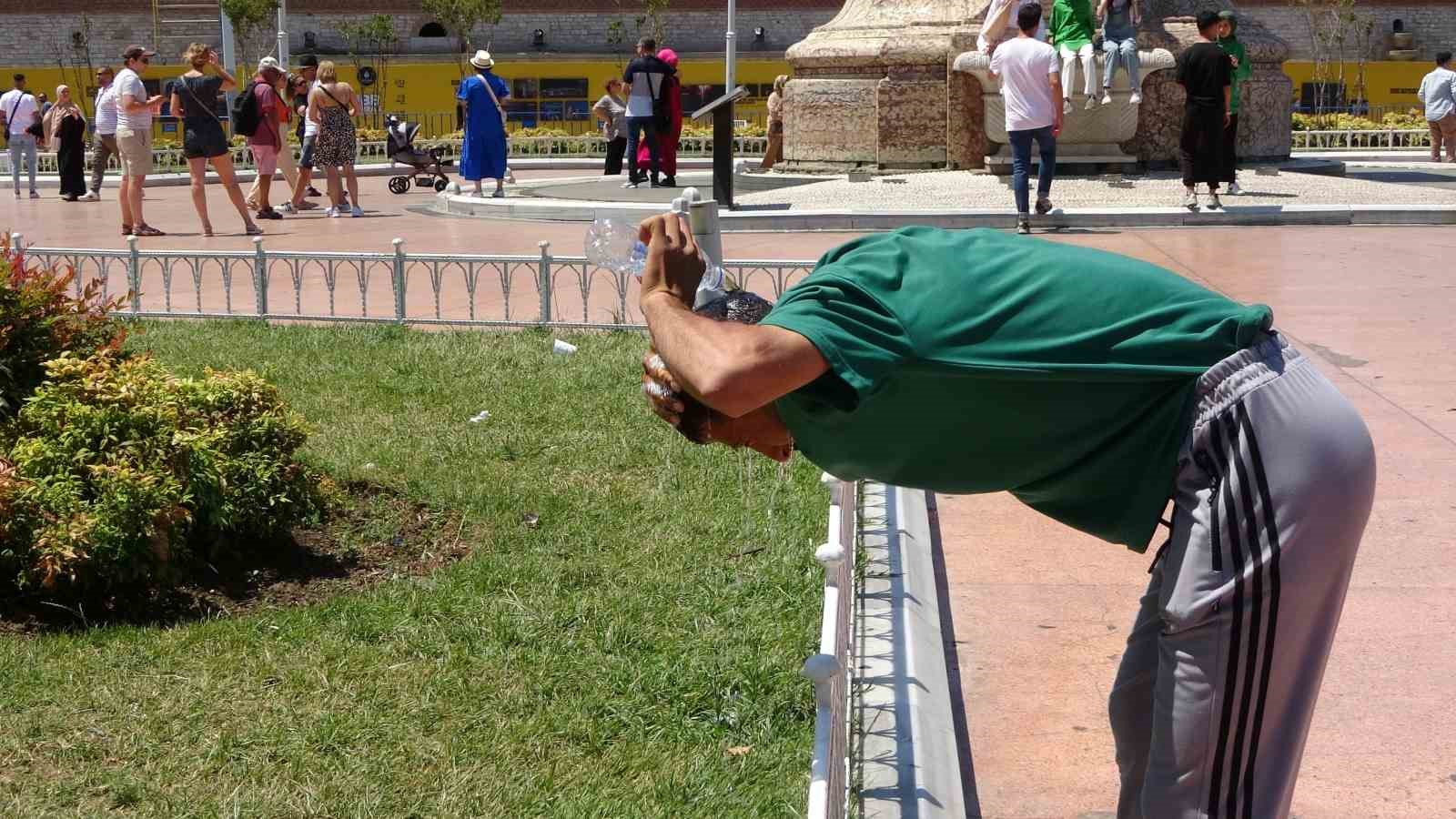 Taksim’de sıcaktan bunalan vatandaş kafasına süs havuzuna soktu