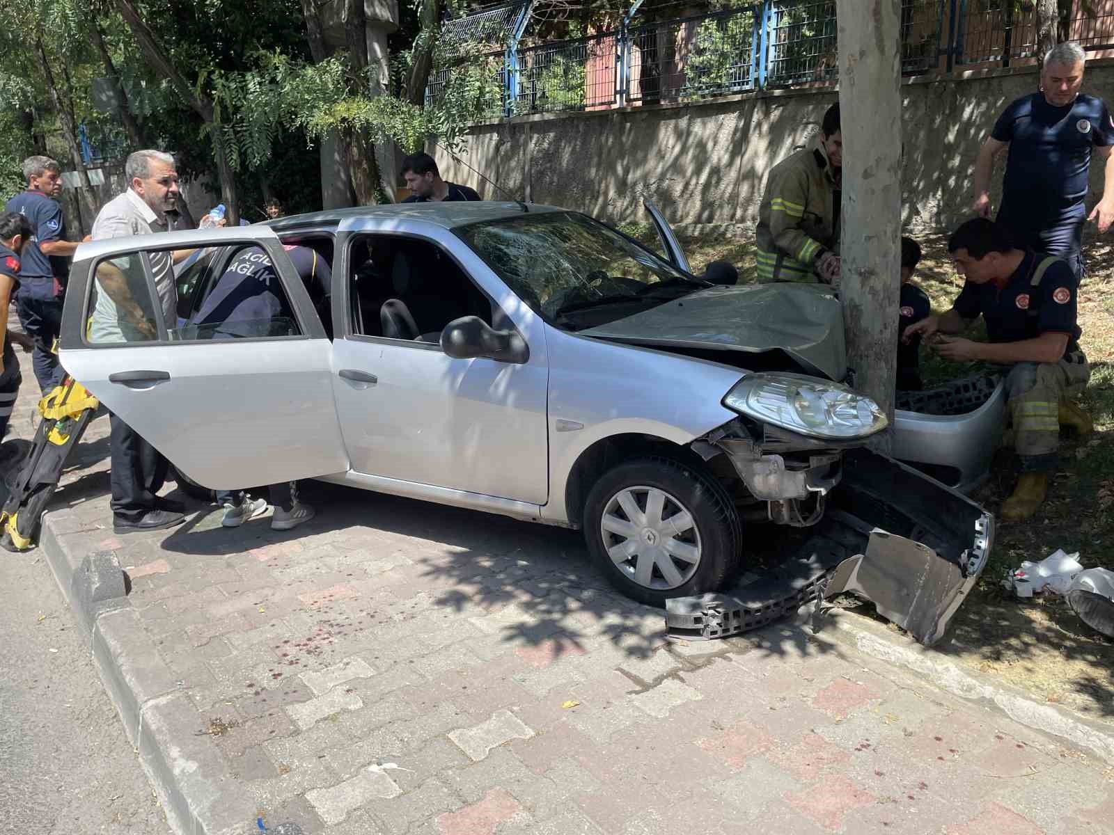 Bahçelievler’de direksiyon dersi kaza ile sonuçlandı: 4 yaralı