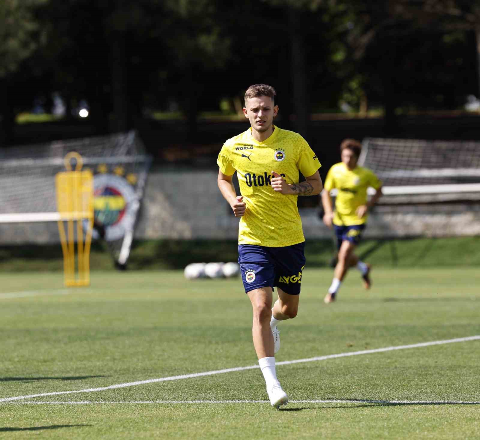 Fenerbahçe’de yeni transfer Sebastian Szymanski, ilk antrenmanına çıktı