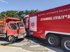 Sultanbeyli’de kamyon ile itfaiye aracı çarpıştı