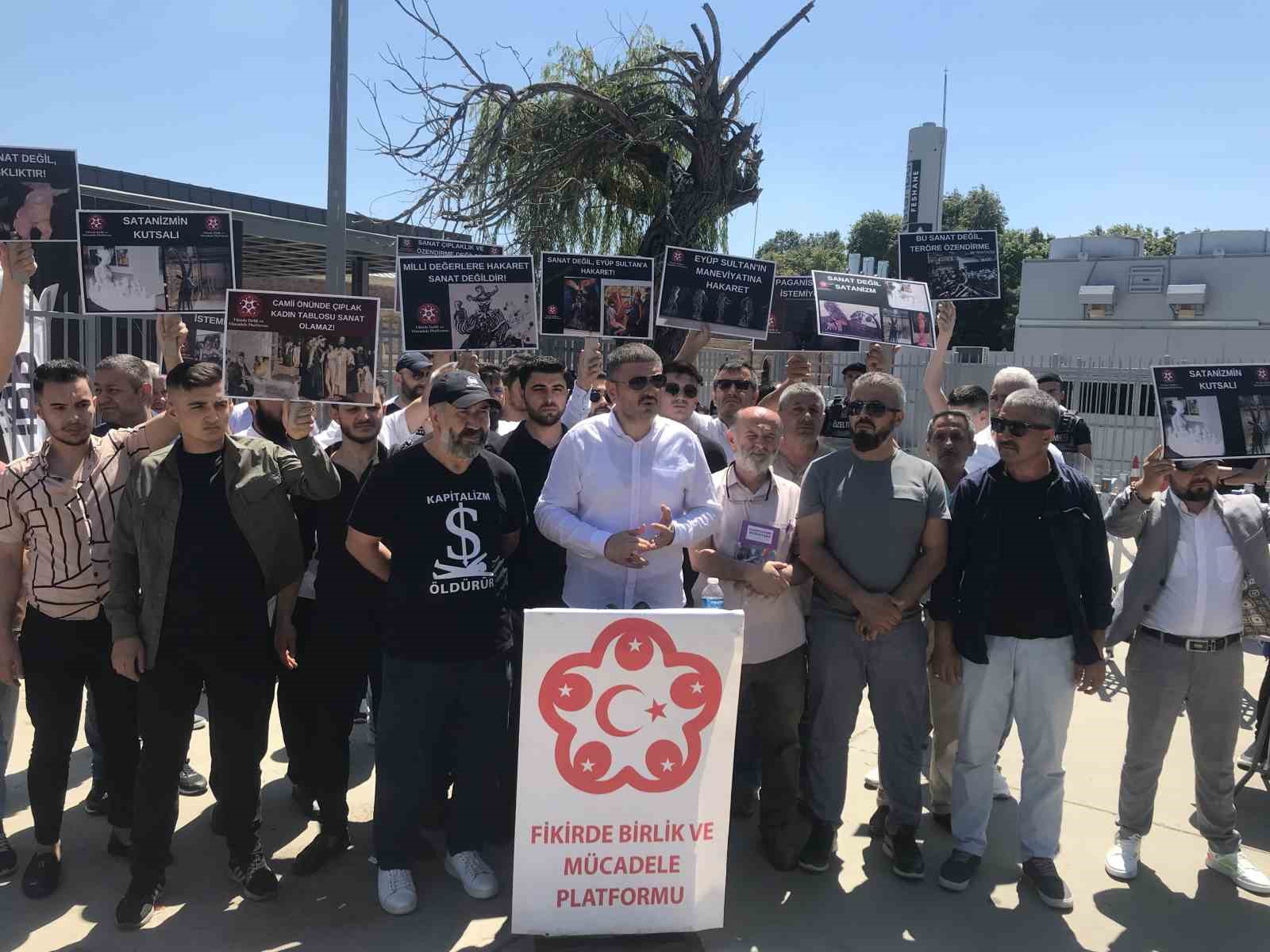 Feshane önünde İBB sergisine protesto