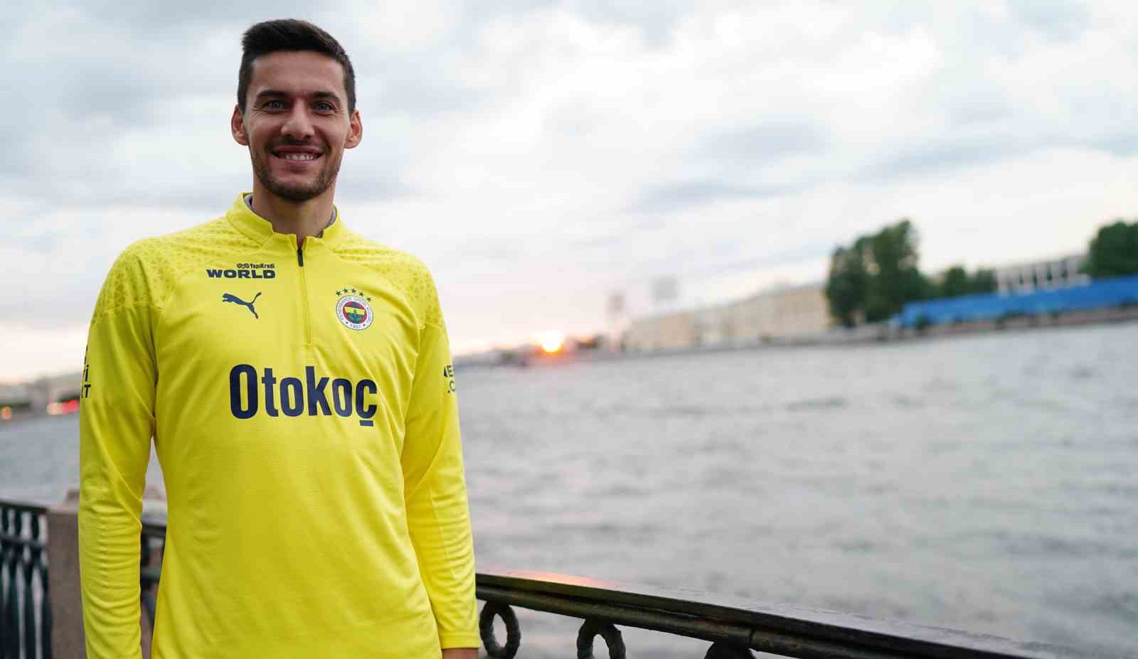 Umut Nayir: “Fenerbahçe bizi bu formaya layık gördüyse bizim üstümüze düşen de sahaya çıktığımızda bütün herkesin memnun olacağı mücadeleyi ortaya koymak”