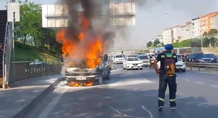 E-5’te otomobil alev topuna döndü: Sağlık kontrolü yerine görüntü çekmeye devam etti
