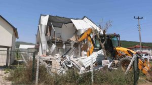 Körfez’de 1 haftada 15 kaçak yapı yıkıldı