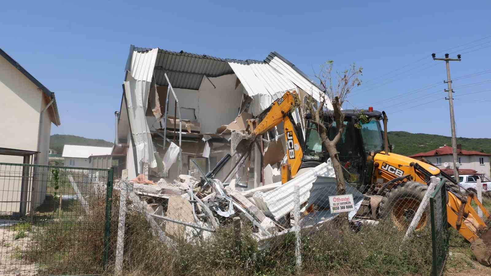 Körfez’de 1 haftada 15 kaçak yapı yıkıldı