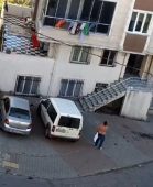 Arnavutköy’de eşine ve komşularına kızan adam sokak ortasında bıçakla kendine zarar verdi