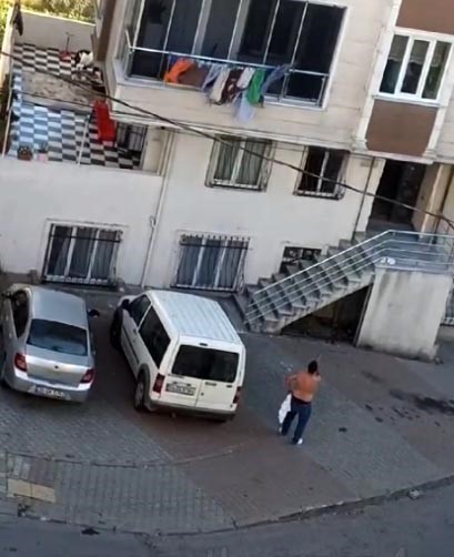 Arnavutköy’de eşine ve komşularına kızan adam sokak ortasında bıçakla kendine zarar verdi