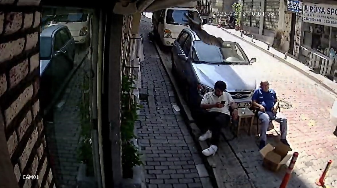Kağıthane’de şoke eden olay kamerada: İkinci kattan üzerine kedi düştü