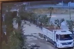 Çekmeköy’de tekeri patlayan tır şarampole yuvarlandı