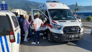 Kocaeli’de motosiklet ile otomobil çarpıştı: 3 yaralı