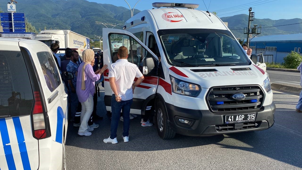 Kocaeli’de motosiklet ile otomobil çarpıştı: 3 yaralı